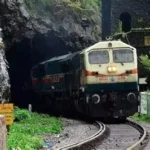 ऋषिकेश कर्णप्रयाग रेलवे लाइन: रुद्रप्रयाग में सुरंग के अंदर मिट्टी धंसी, पानी के साथ आया मलबा, मची अफरा तफरी