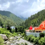 बुला रहीं वादियां, रुला रहा जाम: कैंची धाम से लेकर मसूरी-ऋषिकेश में उमड़े सैलानी, घंटों फंसे वाहन